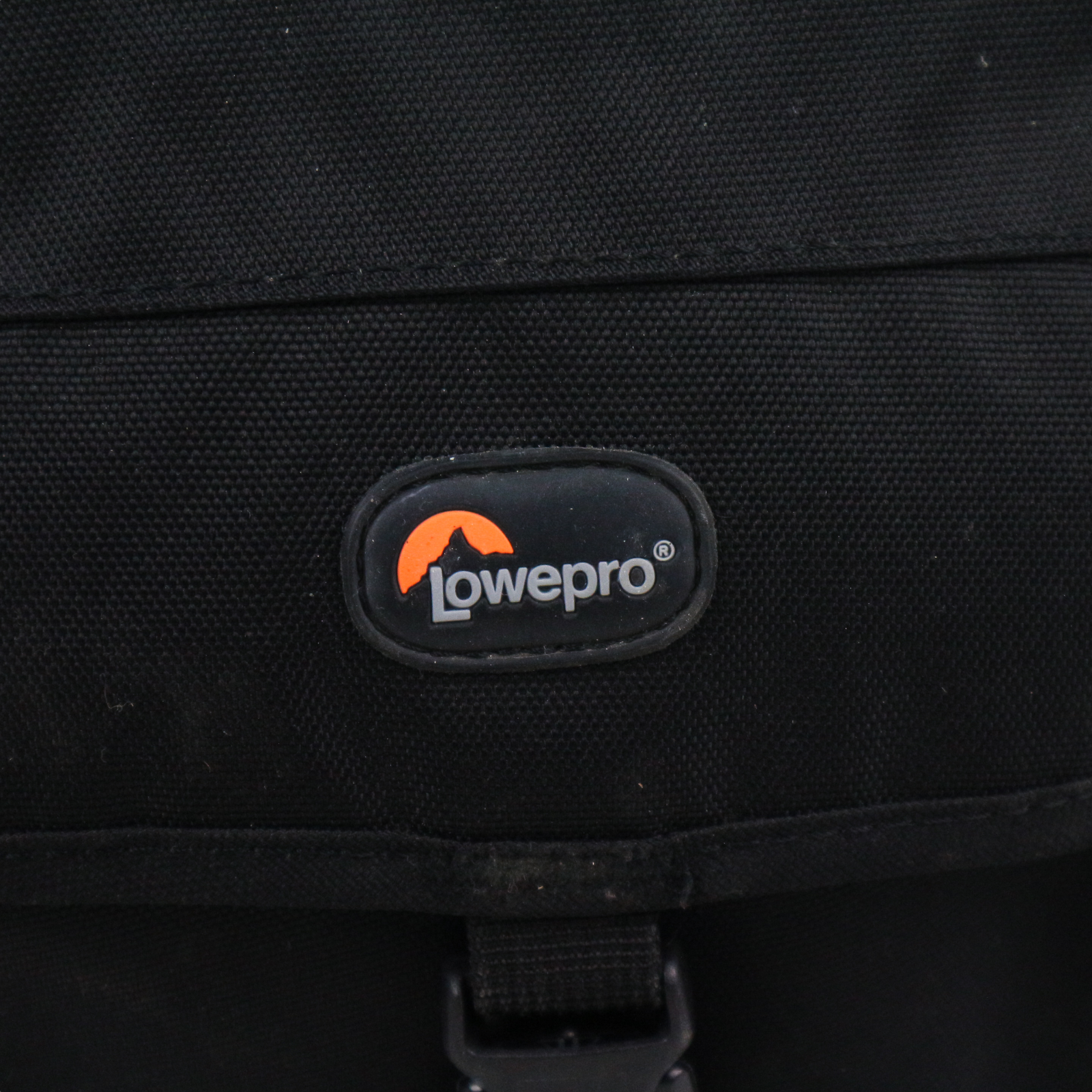 Lowepro Nova 160 AW II Black - Camera Sling Bag - Image 5